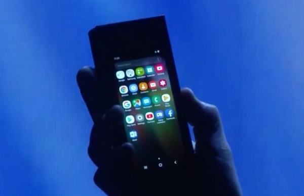 Samsung показала смартфон с гибким дисплеем Infinity Flex"