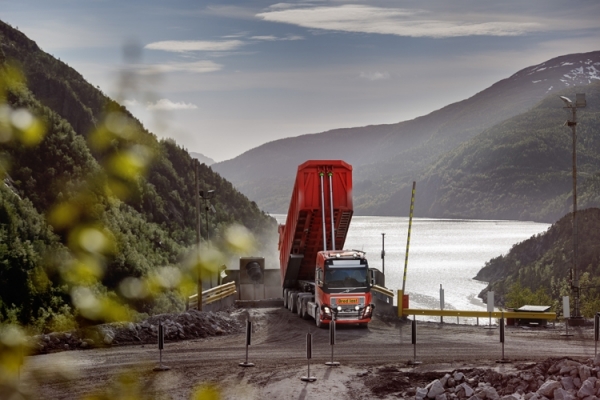 Грузовые робомобили Volvo займутся перевозкой известняка"