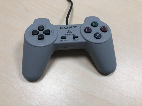  PlayStation еще никогда не была такой маленькой. Посмотрите, как отличается PS Classic от iPhone X 