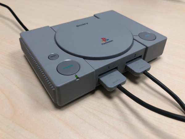  PlayStation еще никогда не была такой маленькой. Посмотрите, как отличается PS Classic от iPhone X 