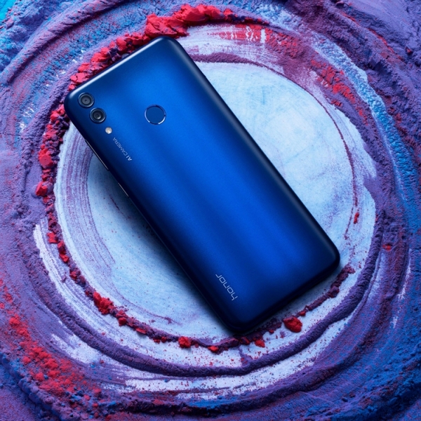 Смартфон Honor 8C с тремя камерами выйдет в России по цене 12 990 рублей"