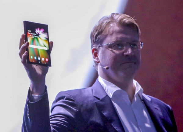 Samsung показала смартфон с гибким дисплеем Infinity Flex"