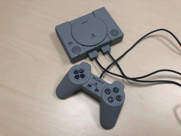  PlayStation еще никогда не была такой маленькой. Посмотрите, как отличается PS Classic от iPhone X 