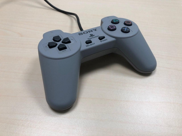  PlayStation еще никогда не была такой маленькой. Посмотрите, как отличается PS Classic от iPhone X 