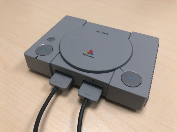  PlayStation еще никогда не была такой маленькой. Посмотрите, как отличается PS Classic от iPhone X 