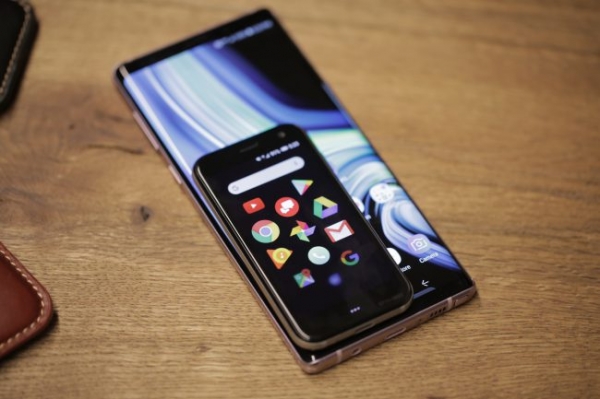 Palm решила возродить крошечные смартфоны. Возможно, он вам понравится