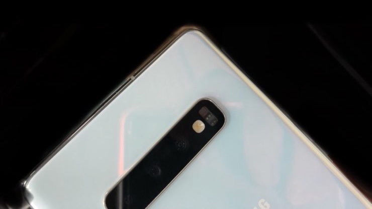 Фото: «жемчужный» Samsung Galaxy S10+ в керамической отделке"