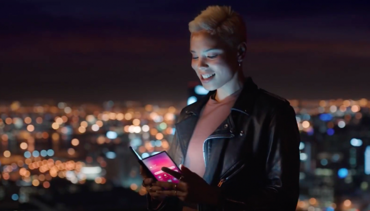 Складной смартфон Samsung засветился в тизерном видео"