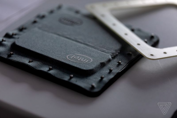 Intel Twin River &mdash; прототип двухэкранного ноутбука в текстильном корпусе"