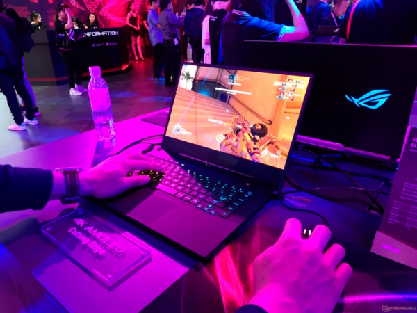 ASUS пока не будет оснащать ноутбуки OLED-дисплеями"