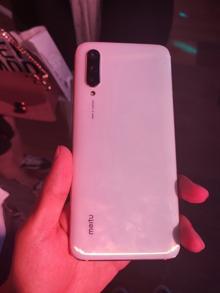 Технические характеристики и внешний вид Xiaomi Mi CC9 и Meitu Custom Edition"