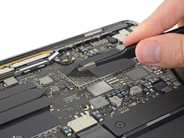 Новый ноутбук MacBook Pro 13" починить вряд ли удастся"