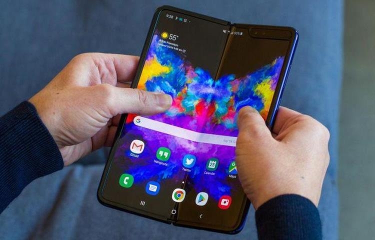 Samsung просит пользователей осторожно обращаться с Galaxy Fold"
