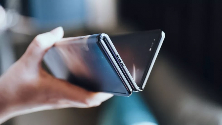 Забудьте о Galaxy Fold: TCL показала 10" концепт планшета-гармошки"