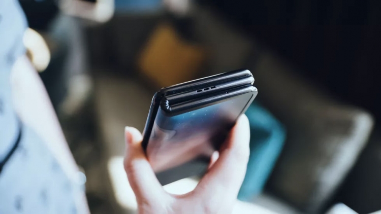 Забудьте о Galaxy Fold: TCL показала 10" концепт планшета-гармошки"