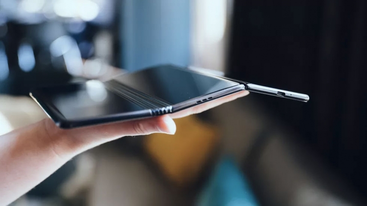 Забудьте о Galaxy Fold: TCL показала 10" концепт планшета-гармошки"