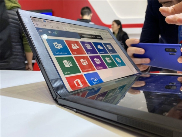 Фото дня: ноутбук Lenovo ThinkPad X1 с гибким экраном на «живых» снимках"