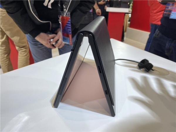 Фото дня: ноутбук Lenovo ThinkPad X1 с гибким экраном на &laquo;живых&raquo; снимках"