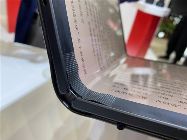 Фото дня: ноутбук Lenovo ThinkPad X1 с гибким экраном на «живых» снимках"