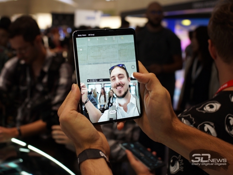 Складной Samsung Galaxy Fold распродали в Европе за день"