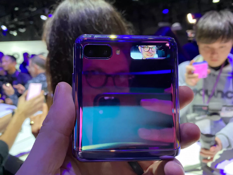 Впечатления журналистов от Galaxy Z Flip: маркий, дорогой, но гораздо лучше Fold или Razr"