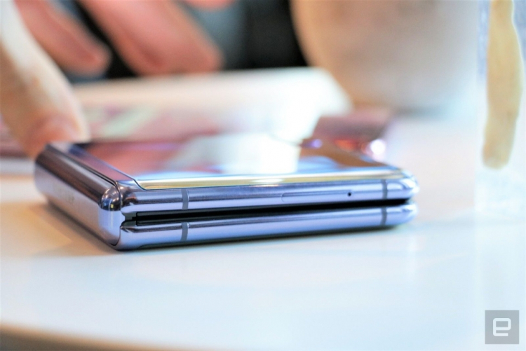 Впечатления журналистов от Galaxy Z Flip: маркий, дорогой, но гораздо лучше Fold или Razr"
