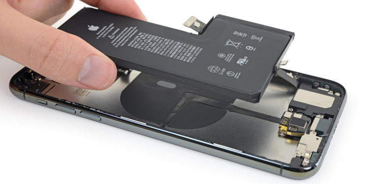 ЕС хочет заставить Apple выпускать iPhone со съёмными батареями"