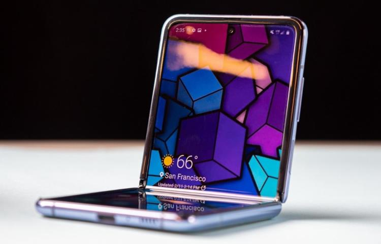 Складной смартфон Samsung Galaxy Z Flip не вызвал интереса у россиян"