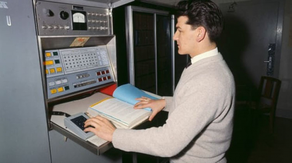 Пандемия коронавируса вызвала в США спрос на программистов на COBOL"