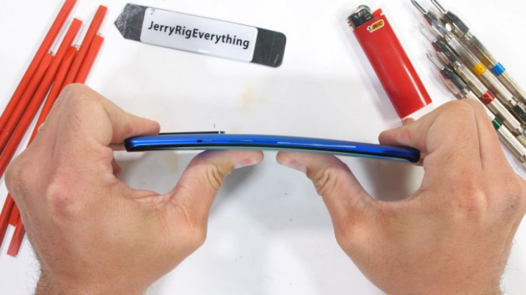 Блогер испытал смартфон OnePlus 8 Pro на прочность"