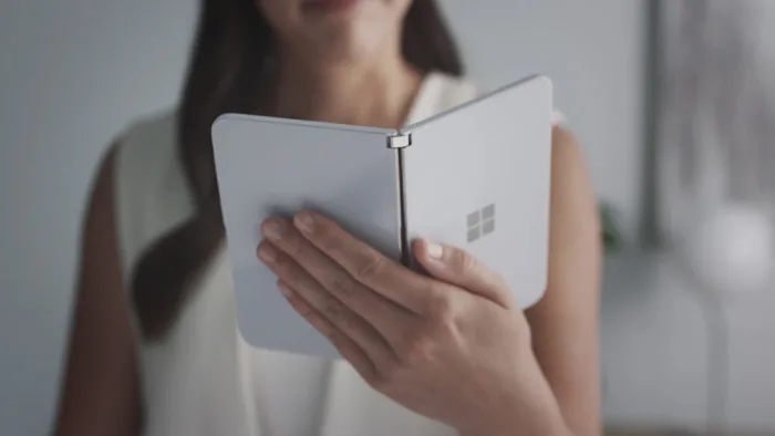 Сатья Наделла замечен со смартфоном Microsoft Surface Duo в руках"
