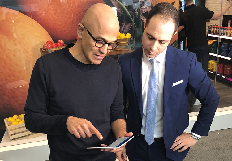 Сатья Наделла замечен со смартфоном Microsoft Surface Duo в руках"