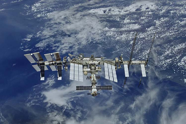На МКС произошла утечка воздуха. Весь экипаж укрылся в российском сегменте станции"