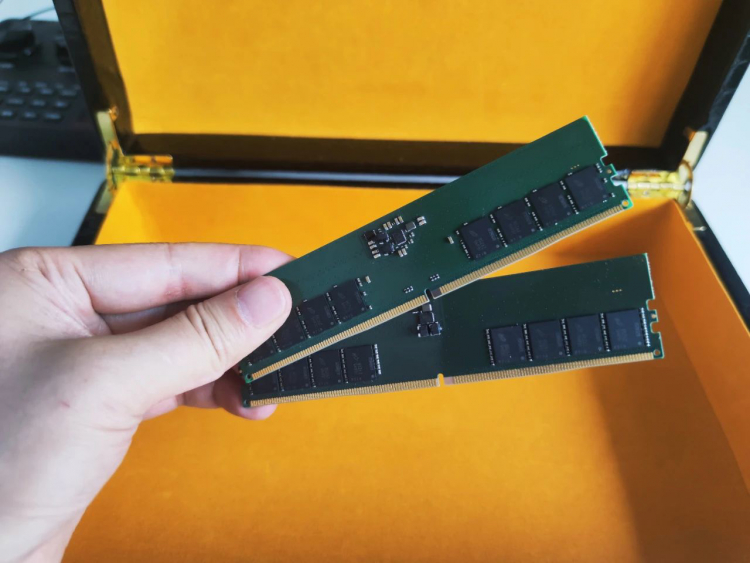 Массовое производство модулей DDR5 SDRAM запущено: в Сети появились фото серийных модулей"