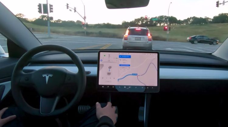 Tesla обещает открыть доступ к автопилоту FSD по подписке через месяц"