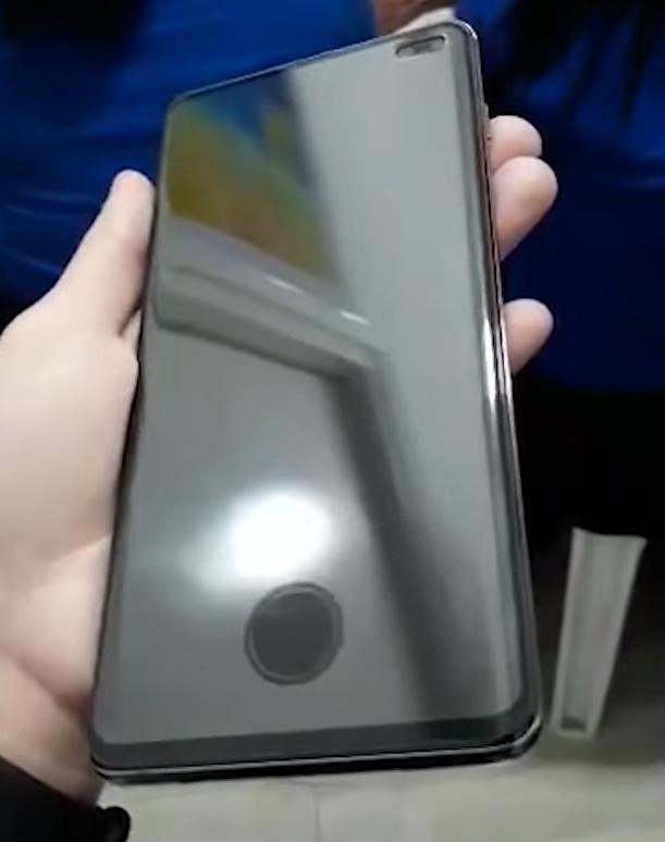 На видео Galaxy S10+ запечатлён с проблемным аксессуаром"